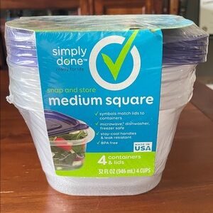 SIMPLY DONE Medium Square Containers & Lids 4-Ct